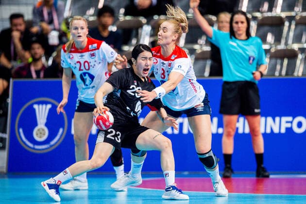 191209 Yunji Kim of South Korea and Silje Waade of Norway during the Women s World Handball Championship game between South Korea and Norway on December 9, 2019 in Kumamoto Photo Daniel Stiller Bildbyran kod DS 59421 bbeng dam women handball handboll world handball championship 2019 norway norge handball vm south korea,  Copyright: DANIELxSTILLER BB191209DS018