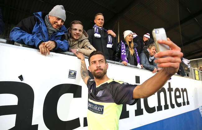 Photo Manuel Pulido Farrona VfL at the selfie for and with the fans Football 2 Bundesliga , at Sa 07 12 2019 Holstein Kiel VfL Osnabrück 2 4