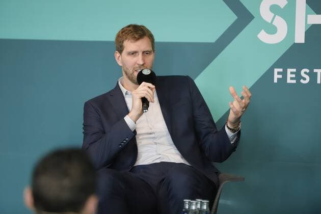Bilder des Jahres 2019, Sport 12 Dezember 09.12.2019 Frankfurt, Kunstverein Familie Montez DFB-Akademie Eröffnung zum Leadership-Motto Vorbilder vor! Dirk Nowitzki (Deutschlands erfolgreichster Basketballer) : *** 09 12 2019 Frankfurt, Kunstverein Familie Montez DFB Akademie Opening of leadership motto role models in front of Dirk Nowitzki Germanys most successful basketball player
