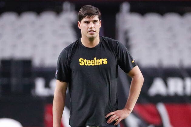 GLENDALE, AZ - DECEMBER 08: Pittsburgh Steelers quarterback Mason Rudolph (2) looks on before the NFL, American Football Herren, USA football game between the Pittsburgh Steelers and the Arizona Cardinals on December 8, 2019 at State Farm Stadium in Glendale, Arizona. (Photo by Kevin Abele Icon Sportswire) NFL: DEC 08 Steelers at Cardinals Icon191208064