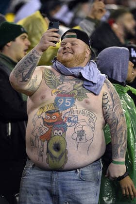 Bilder des Jahres 2019, Sport 12 Dezember Sport Bilder des Tages Philadelphia Eagles fan celebrates after a touchdown during the second half against the New York Giants at Lincoln Financial Field in Philadelphia on Monday, December 9, 2019. The Eagles won 23-17.  PHI20191209123 DERIKxHAMILTON