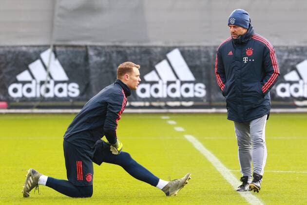 Coach Hansi Flick in conversation with goalkeeper Manuel Neuer Fussball FC Bayern Munich Final training before the CL game against Tottenham Hotspur 10 12 2019