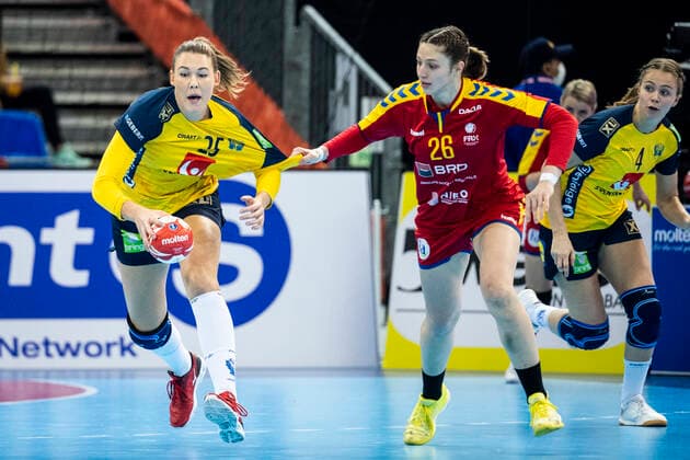 191210 Mikaela Brass of Sweden Anca Georgiana Polocoser of Romania during the Womens World Handball Championship match between Sweden and Romania on December 10, 2019 in Kumamoto Photo Ludvig Thunman BILDBYRAN code LT 35698 bbeng dam women handball handball world handball championship 2019 sweden sweden romania romania,  Copyright: LUDVIGxTHUNMAN BB191210LT010