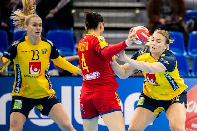 191210 Emma Lindqvist and Isabelle Gullden of Sweden against Ioana Laura Pristavita of Romania during the Womens World Handball Championship match between Sweden and Romania on December 10, 2019 in Kumamoto Photo Ludvig Thunman BILDBYRAN kod LT 35698 bbeng dam women handball handball world handball championship 2019 sweden Sweden Romania Romania,  Copyright: LUDVIGxTHUNMAN BB191210LT011