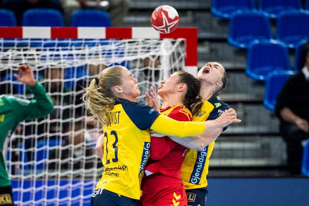 191210 Emma Lindqvist and Linn Blohm of Sweden against Elena Dache of Romania during the Women s World Handball Championship match between Sweden and Romania on December 10, 2019 in Kumamoto Photo Ludvig Thunman BILDBYRAN kod LT 35698 bbeng dam women handball handboll world handball championship 2019 sverige sweden romania rumänien,  Copyright: LUDVIGxTHUNMAN BB191210LT012