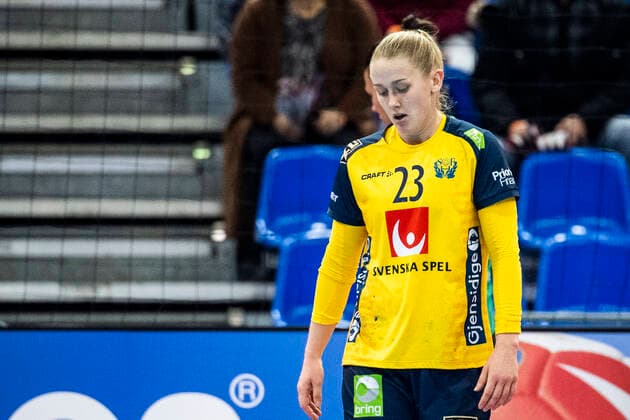 191210 Emma Lindqvist of Sweden looks dejected during the Womens World Handball Championship match between Sweden and Romania on December 10, 2019 in Kumamoto Photo Ludvig Thunman BILDBYRAN kod LT 35698 bbeng dam women handball handball world 2019 championship sweden sweden romania rumänien depp dejected,  Copyright: LUDVIGxTHUNMAN BB191210LT013