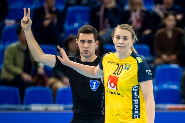 191210 Isabelle Gullden of Sweden reacts to the referee s decision during the Women s World Handball Championship match between Sweden and Romania on December 10, 2019 in Kumamoto Photo Ludvig Thunman BILDBYRAN kod LT 35698 bbeng dam women handball handboll world handball championship 2019 sverige sweden romania rumänien,  Copyright: LUDVIGxTHUNMAN BB191210LT014