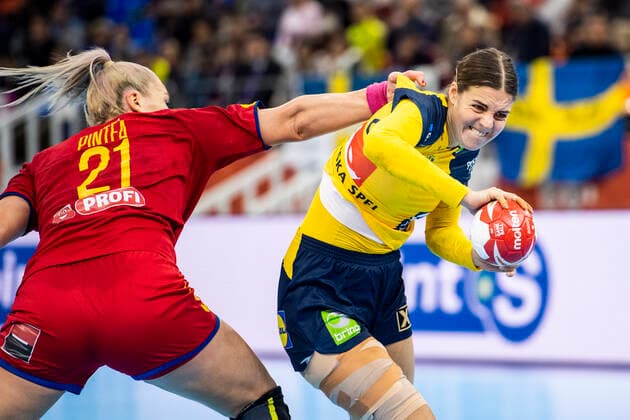 191210 Carin Strömberg of Sweden against Crina Elena Pintea of Romania during the Womens World Handball Championship match between Sweden and Romania on December 10, 2019 in Kumamoto Photo Ludvig Thunman BILDBYRAN code LT 35698 bbeng dam women handball handball world handball championship 2019 sweden sweden romania romania,  Copyright: LUDVIGxTHUNMAN BB191210LT015