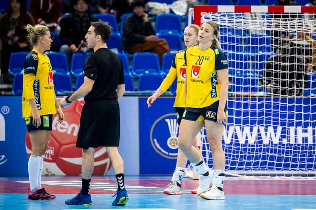 191210 Isabelle Gullden and Emma Lindqvist look dejected during the Womens World Handball Championship match between Sweden and Romania on December 10, 2019 in Kumamoto Photo Ludvig Thunman BILDBYRAN code LT 35698 bbeng dam women handball handball world 2019 sweden sweden romania romania depp dejected,  Copyright: LUDVIGxTHUNMAN BB191210LT016