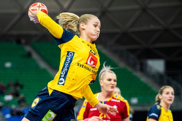 191210 Emma Lindqvist of Sweden during the Womens World Handball Championship match between Sweden and Romania on December 10, 2019 in Kumamoto Photo Ludvig Thunman BILDBYRAN code LT 35698 bbeng dam women handball handball world 2019 sweden sweden romania romania,  Copyright: LUDVIGxTHUNMAN BB191210LT017