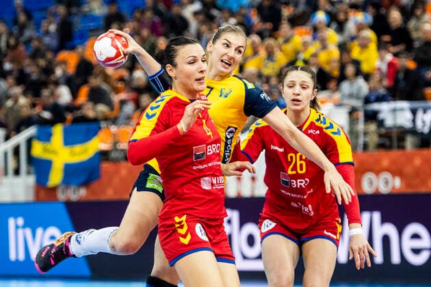 191210 Linn Blohm of Sweden against Ioana Laura Pristavita and Anca Georgiana Polocoser of Romania during the Women s World Handball Championship match between Sweden and Romania on December 10, 2019 in Kumamoto Photo Ludvig Thunman BILDBYRAN kod LT 35698 bbeng dam women handball handboll world handball championship 2019 sverige sweden romania rumänien,  Copyright: LUDVIGxTHUNMAN BB191210LT038