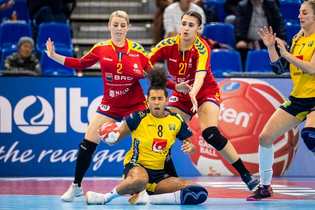 191210 Jamina Roberts of Sweden against Aneta Udristioiu and Lorena Gabriela Ostase of Romania during the Women s World Handball Championship match between Sweden and Romania on December 10, 2019 in Kumamoto Photo Ludvig Thunman BILDBYRAN kod LT 35698 bbeng dam women handball handboll world handball championship 2019 sverige sweden romania rumänien,  Copyright: LUDVIGxTHUNMAN BB191210LT040