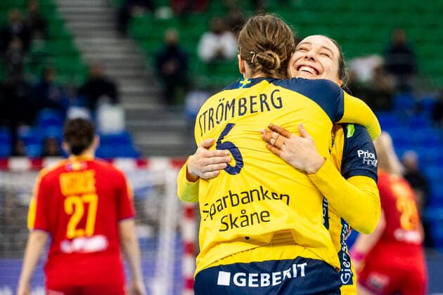 191210 Carin Strömberg and Anna Lagerquist of Sweden celebrate during the Womens World Handball Championship match between Sweden and Romania on December 10, 2019 in Kumamoto Photo Ludvig Thunman BILDBYRAN code LT 35698 bbeng dam women handball handball world handball championship 2019 sweden sweden romania romania jubel celebration,  Copyright: LUDVIGxTHUNMAN BB191210LT047