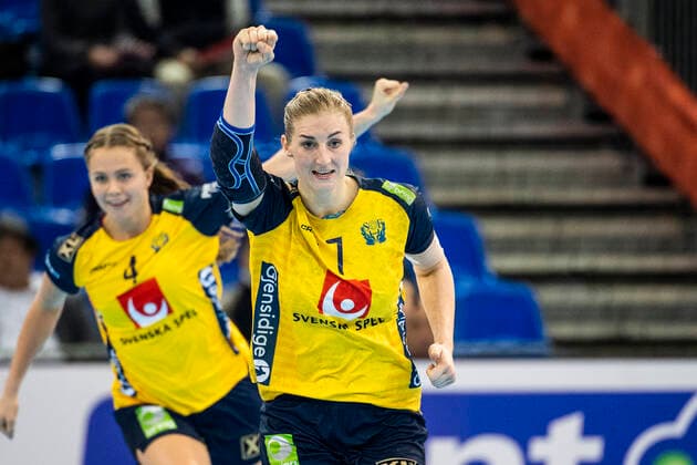 191210 Linn Blohm and Olivia Mellegard of Sweden celebrate during the Women s World Handball Championship match between Sweden and Romania on December 10, 2019 in Kumamoto Photo Ludvig Thunman BILDBYRAN kod LT 35698 bbeng dam women handball handboll world handball championship 2019 sverige sweden romania rumänien jubel celebration,  Copyright: LUDVIGxTHUNMAN BB191210LT051