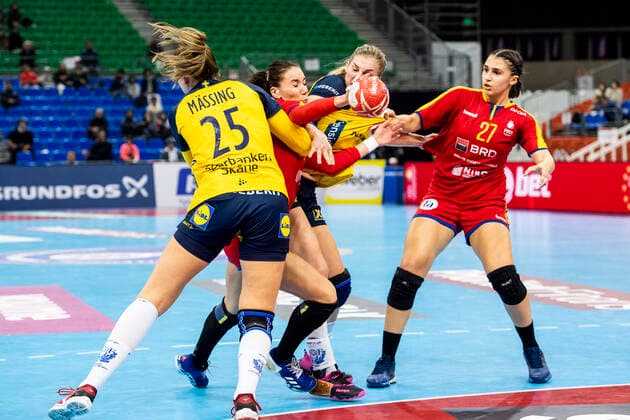 191210 Elena Dache and Lorena Gabriela Ostase of Romania against Mikaela Mässing and Linn Blohm of Sweden during the Womens World Handball Championship match between Sweden and Romania on December 10, 2019 in Kumamoto Photo Ludvig Thunman BILDBYRAN kod LT 35698 bbeng dam women handball handball world handball championship 2019 sweden sweden romania rumänien,  Copyright: LUDVIGxTHUNMAN BB191210LT056