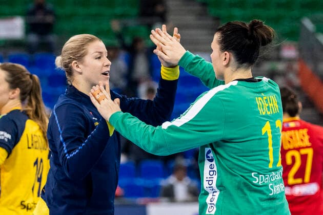 191210 goalkeeper Martina Thörn and goalkeeper Filippa Idehn of Sweden celebrate after the Women s World Handball Championship match between Sweden and Romania on December 10, 2019 in Kumamoto Photo Ludvig Thunman BILDBYRAN kod LT 35698 bbeng dam women handball handboll world handball championship 2019 sverige sweden romania rumänien jubel celebration,  Copyright: LUDVIGxTHUNMAN BB191210LT060