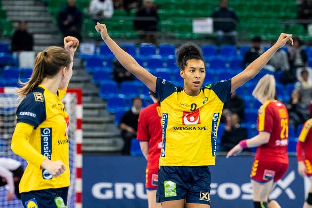 191210 Mikaela Mässing and Jamina Roberts of Sweden celebrate after the Womens World Handball Championship match between Sweden and Romania on December 10, 2019 in Kumamoto Photo Ludvig Thunman BILDBYRAN code LT 35698 bbeng dam women handball handball world 2019 sweden sweden romania romania jubelier celebration,  Copyright: LUDVIGxTHUNMAN BB191210LT062