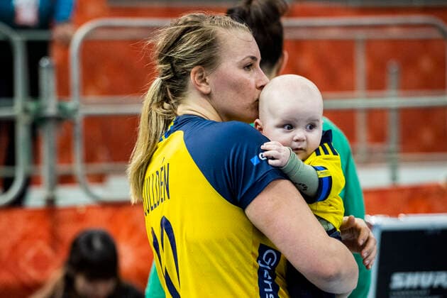 191210 Isabelle Gullden of Sweden with her son Lias during the Womens World Handball Championship match between Sweden and Romania on December 10, 2019 in Kumamoto Photo Ludvig Thunman BILDBYRAN kod LT 35698 bbeng dam women handball handball world handball championship 2019 sweden sweden romania romania barn,  Copyright: LUDVIGxTHUNMAN BB191210LT064