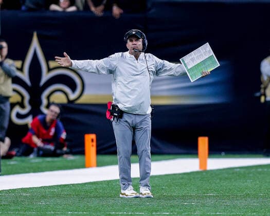 NEW ORLEANS, LA - DECEMBER 08: New Orleans Saints head coach Sean Payton reaches to a play against San Francisco 49ers on December 8, 2019 at the Mercedes-Benz Superdome in New Orleans, LA. (Photo by Stephen Lew Icon Sportswire) NFL, American Football Herren, USA DEC 08 49ers at Saints Icon19120881