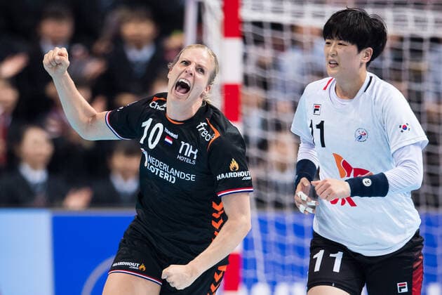 191211 Danick Snelder of Netherlands celebrates in front of Eun Hee Ryu of South Korea during the Women s World Handball Championship game between Netherlands and South Korea on December 11, 2019 in Kumamoto Photo Daniel Stiller Bildbyran kod DS 59423 bbeng dam women handball handboll world handball championship 2019 handball vm netherlands holland south korea jubel,  Copyright: DANIELxSTILLER BB191211DS004