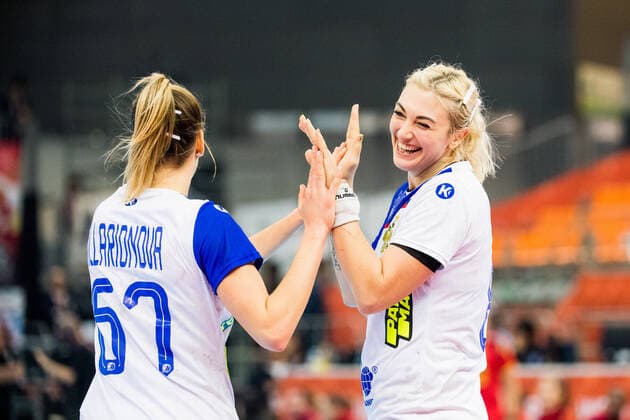191211 Anastasiia Illarionova and Anna Vyakhireva of Russia celebrates during the Women s World Handball Championship match between Spain and Russia on December 11, 2019 in Kumamoto Photo Ludvig Thunman BILDBYRAN kod LT 35699 bbeng dam women handball handboll world handball championship 2019 ryssland russia spain spanien jubel celebration,  Copyright: LUDVIGxTHUNMAN BB191211LT004
