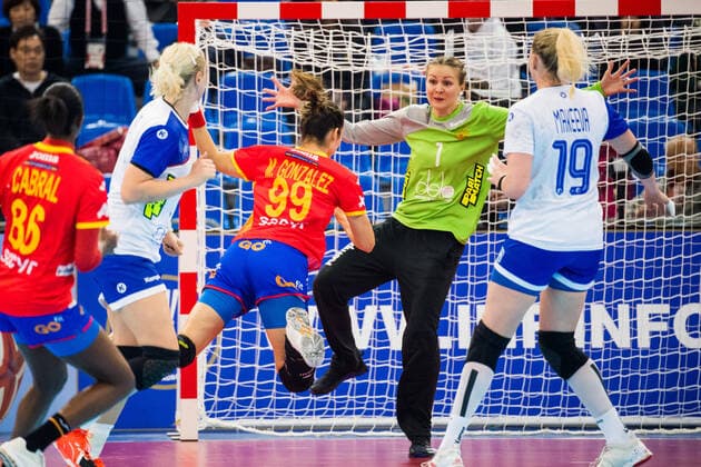 191211 Mireya Gonzalez Alvarez of Spain and goalkeeper Anna Sedoykina of Russia during the Women s World Handball Championship match between Spain and Russia on December 11, 2019 in Kumamoto Photo Ludvig Thunman BILDBYRAN kod LT 35699 bbeng dam women handball handboll world handball championship 2019 ryssland russia spain spanien,  Copyright: LUDVIGxTHUNMAN BB191211LT014