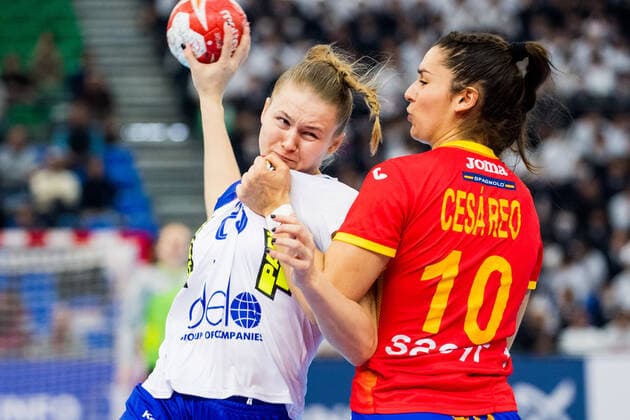 191211 Elena Mikhaylichenko of Russia and Elisabet Cesareo Romero of Spain during the Women s World Handball Championship match between Spain and Russia on December 11, 2019 in Kumamoto Photo Ludvig Thunman BILDBYRAN kod LT 35699 bbeng dam women handball handboll world handball championship 2019 ryssland russia spain spanien,  Copyright: LUDVIGxTHUNMAN BB191211LT017