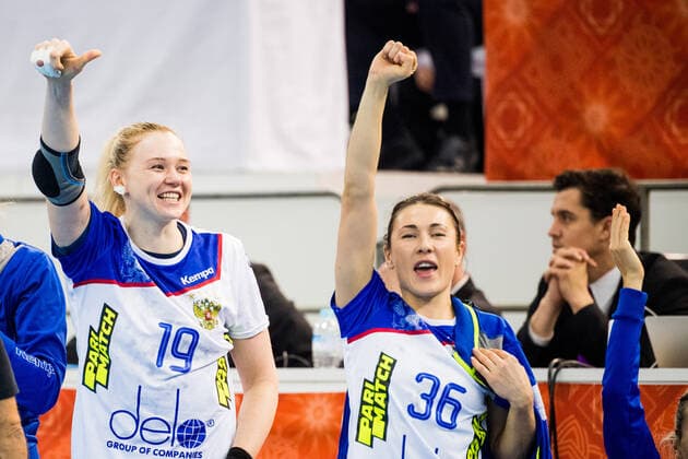 191211 Kseniia Makeeva and Luliia Managarova of Russia celebrates on the bench during the Women s World Handball Championship match between Spain and Russia on December 11, 2019 in Kumamoto Photo Ludvig Thunman BILDBYRAN kod LT 35699 bbeng dam women handball handboll world handball championship 2019 ryssland russia spain spanien jubel celebration,  Copyright: LUDVIGxTHUNMAN BB191211LT027