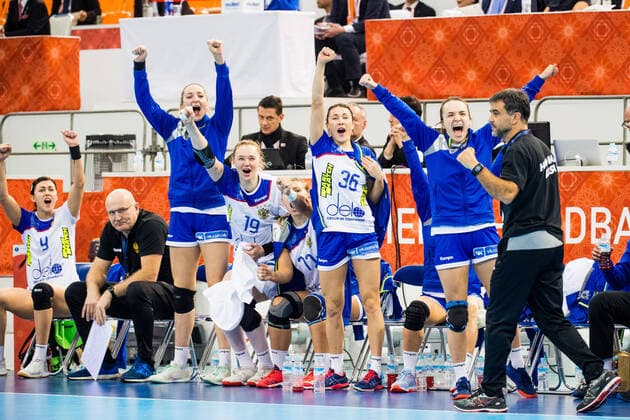 191211 Players of Russia celebrates on the bench during the Women s World Handball Championship match between Spain and Russia on December 11, 2019 in Kumamoto Photo Ludvig Thunman BILDBYRAN kod LT 35699 bbeng dam women handball handboll world handball championship 2019 ryssland russia spain spanien jubel celebration,  Copyright: LUDVIGxTHUNMAN BB191211LT031
