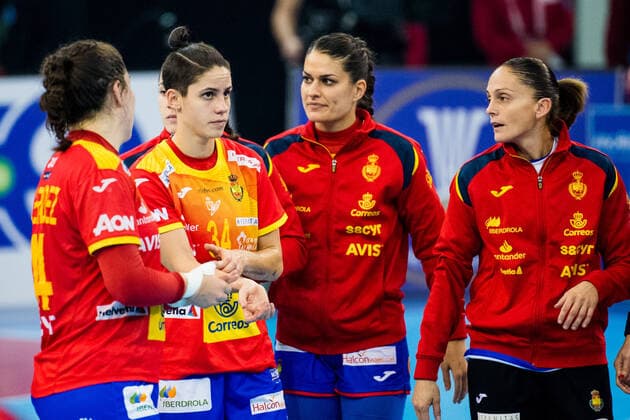 191211 Alicia Fernandez Fraga looks dejected after the Women s World Handball Championship match between Spain and Russia on December 11, 2019 in Kumamoto Photo Ludvig Thunman BILDBYRAN kod LT 35699 bbeng dam women handball handboll world handball championship 2019 ryssland russia spain spanien depp dejection,  Copyright: LUDVIGxTHUNMAN BB191211LT036