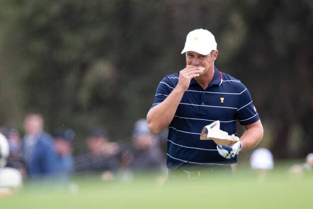 MELBOURNE, AUSTRALIA - DECEMBER 11: Bryson DeChambeau of team USA eats a sandwich during The Presidents Cup practice at Royal Melbourne Golf Club on December 11, 2019 in Melbourne, Australia. (Photo by Speed Media Icon Sportswire) GOLF: DEC 11 PGA, Golf Herren - Presidents Cup Icon19121103752
