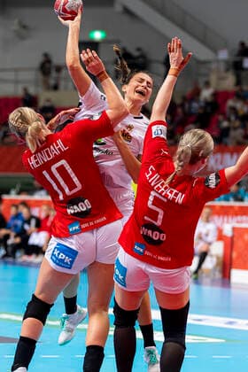 Handball, Women WM 2019, Main Round, Group 1, 8 Matchday , Serbia Denmark v left in total Kathrine Heindahl Denmark , Sladana Pop Lazic Serbia , Sarah Iversen Denmark Kumamoto Aqua Dome Kumamoto Japan