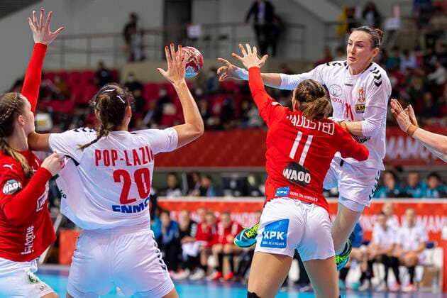 Handball, Women WM 2019, Main Round, Group 1, 8 Matchday , Serbia Denmark Kristina Liscevic Serbia with the Pass to Sladana Pop Lazic Serbia , Defense Line Haugsted Denmark Kumamoto Aqua Dome Kumamoto Japan