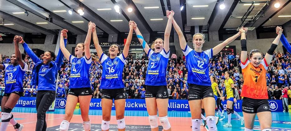 Bilder des Jahres 2019, Sport 12 Dezember Sport Bilder des Tages Freude beim MTV STuttgart nach Sieg gegen den SSC Palmberg Schwerin 2019-12-11 DVV-Pokal 2020 - Halbfinale ALLIANZ MTV Stuttgart - SSC Palmberg Schwerin Volleyball Bundesliga SCHARRena Stuttgart Baden-Wuerttemberg Deutschland beim Spiel des DVV-Pokal Halbfinale, Allianz MTV Stuttgart - SSC Palmberg Schwerin. Stuttgart. 11.12.19 Volleyball , Stuttgart Baden Wuerttemberg Deutschland SCHARRena *** Freude beim MTV STuttgart nach Sieg gegen den SSC Palmberg Schwerin 2019 12 11 DVV Pokal 2020 Semifinale ALLIANZ MTV Stuttgart SSC Palmberg Schwerin Volleyball Bundesliga SCHARRena Stuttgart Baden Wuerttemberg Deutschland beim Spiel des DVV Pokal Semifinale, Allianz MTV Stuttgart SSC Palmberg Schwerin Stuttgart 11 12 19 Volleyball , Stuttgart Baden Wuerttemberg Deutschland SCHARRena