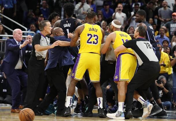 Bilder des Jahres 2019, Sport 12 Dezember Sport Bilder des Tages December 11, 2019, Orlando, Florida, USA: Game officials, players and coaches converge in a 4th-quarter scuffle during the Los Angeles Lakers at Orlando Magic NBA, Basketball Herren, USA game at the Amway Center on Wednesday, December 11, 2019. LA forward Jared Dudley (10 at right) and Orlando forward Wes Iwundu were ejected following the incident. LA Lakers at Orlando Magic - ZUMAm67_ 20191211_zaf_m67_031 Copyright: xStephenxM.xDowellx