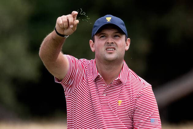 MELBOURNE, VIC - DECEMBER 12: Patrick Reed of team USA checks the wind with some grass during round 1 of The Presidents Cup at Royal Melbourne Golf Club on December 12, 2019 in Melbourne, Australia. (Photo by Speed Media Icon Sportswire) GOLF: DEC 12 PGA, Golf Herren - Presidents Cup Icon19121200703