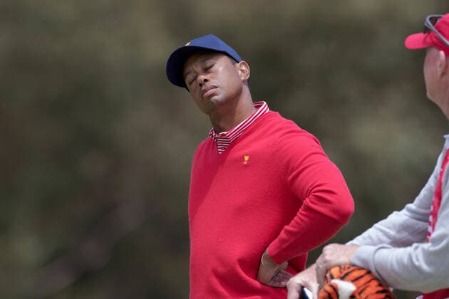 MELBOURNE, VIC - DECEMBER 12: Tiger Woods of team USA stretches his neck during round 1 of The Presidents Cup at Royal Melbourne Golf Club on December 12, 2019 in Melbourne, Australia. (Photo by Speed Media Icon Sportswire) GOLF: DEC 12 PGA, Golf Herren - Presidents Cup Icon19121266743