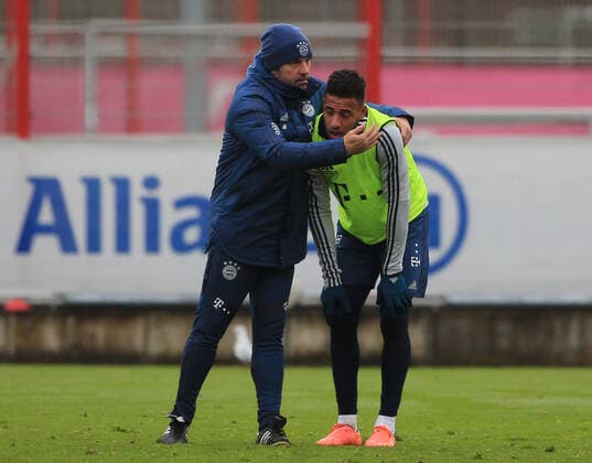 12 12 2019, FC Bayern Training, Saebenerstrasse, Soccer, Sport, in the picture Hansi Flick FCB troestet Corentin Tolisso FCB who stopped training shortly after