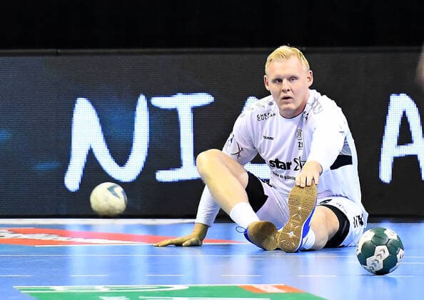 12 12 2019, xlakx, Handball Bundesliga, Fuechse Berlin THW Kiel emspor, v l stretching Patrick Wiencek THW Kiel 17 Berlin