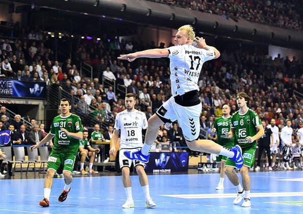 12 12 2019, xlakx, Handball Bundesliga, Fuechse Berlin THW Kiel emspor, from left to jump throw Patrick Wiencek THW Kiel 17 Berlin