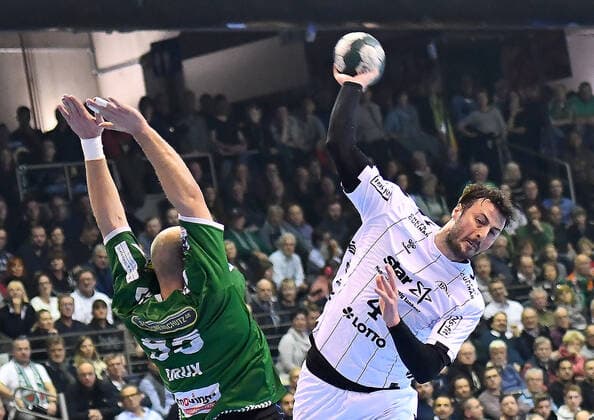 12 12 2019, xlakx, Handball Bundesliga, Fuechse Berlin THW Kiel emspor, v l Paul Drux Fuechse Berlin 95, at the ball Domagoj Duvnjak THW Kiel 4 Berlin