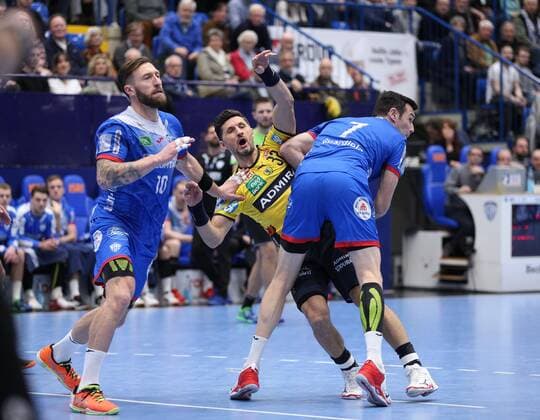 v l Fabian van Olphen TBV Lemgo Lippe 10 , Alexander Petersson Rhein Neckar Loewen 32 Isaias Guardiola TBV Lemgo Lippe 7 GER, Handball, 1 Bundesliga, TBV Lemgo Lippe vs. Rhein Neckar Loewen, 12 12 2019 Lemgo Copyright: xStrohdiekx Eibner-Pressefotox EP_jsk