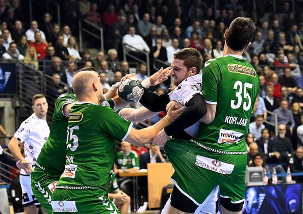 12 12 2019, xlakx, Handball Bundesliga, Fuechse Berlin THW Kiel emspor, v l Paul Drux Fuechse Berlin 95 ,am Ball Hendrik Pekeler THW Kiel 61 ,Marko Kopljar Fuechse Berlin 35 Berlin