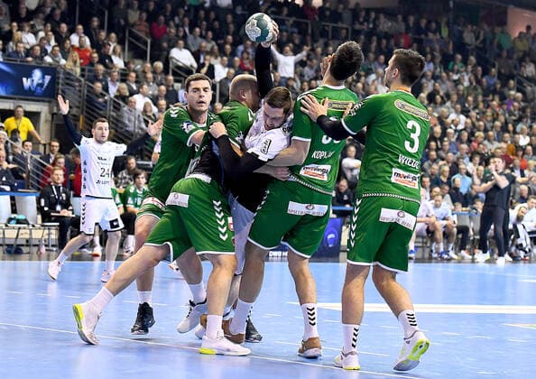 12 12 2019, xlakx, Handball Bundesliga, Fuechse Berlin THW Kiel emspor, v l Mijajlo Marsenic Fuechse Berlin 93 ,Paul Drux Fuechse Berlin 95 ,am Ball Hendrik Pekeler THW Kiel 61 ,Marko Kopljar Fuechse Berlin 35 ,Fabian Wiede Fuechse Berlin 3 Berlin