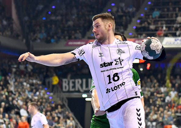 12 12 2019, xlakx, Handball Bundesliga, Fuechse Berlin THW Kiel emspor, from left to jump throw Niclas Ekberg THW Kiel 18 Berlin