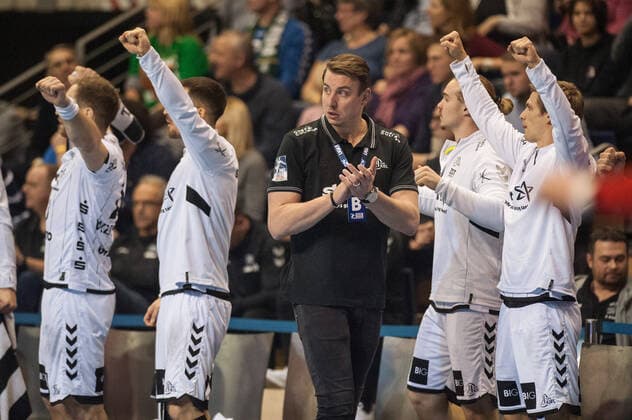 Kiels coach Filip Jicha CZE cheers with his players at the edge of the field Action Scene landscape horizontal Event Event Foxes Berlin vs. THW Kiel HBL Handball Bundesliga 2019 20 17 Matchday Location Location Location Max Schmeling Halle Berlin Germany Germany Europe Date Date 12 12 2019 Stiehl Photography