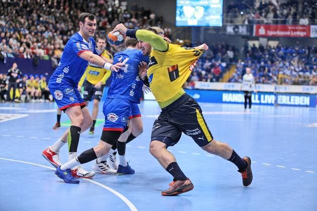 v l Isaias Guardiola TBV Lemgo Lippe 7 , Bobby Schagen TBV Lemgo Lippe 14 , Jannik Kohlbacher Rhein Neckar Loewen 80 GER, Handball, 1 Bundesliga, TBV Lemgo Lippe vs Rhein Neckar Loewen, 12 12 2019 Lemgo Copyright: xStrohdiekx Eibner-Pressefotox EP_jsk