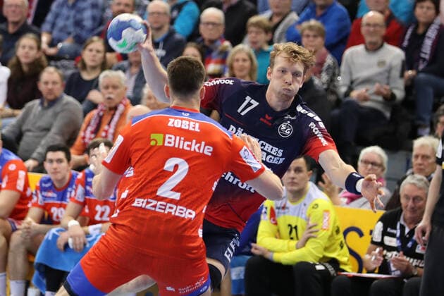 SG Flensburg Handewitt vs. HBW Balingen, LIQUI MOLY Handball Bundesliga, 12 12 19 Flensburg Simon Jeppsson SG Flensburg Handewitt, 17 vs. Rene Zobel HBW Balingen Weilstetten, 02 Copyright: xBEAUTIFULxSPORTS MarioxM.xKobergx