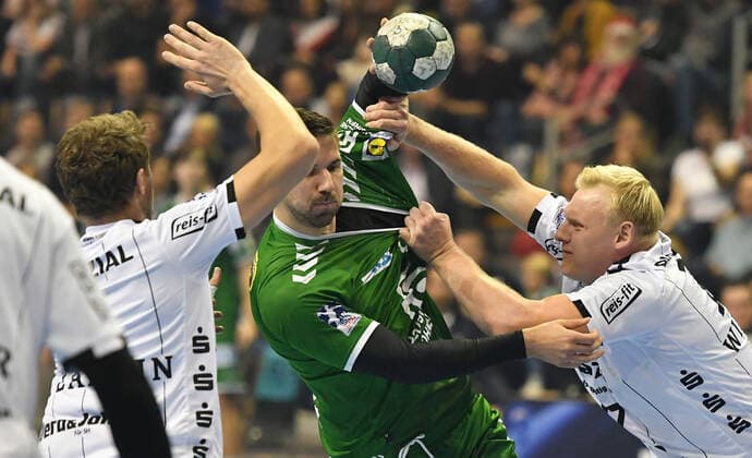Fabian Wiede Füchse , with ball, fighting Patrick Wiencek Kiel , Steffen Weinhold Kiel , 1 Bundesliga, DKB Handballbundesliga, 2019 2020 Men, Men, Handball, Germany, Germany, Max Schmeling Halle Berlin, 12 12 2019