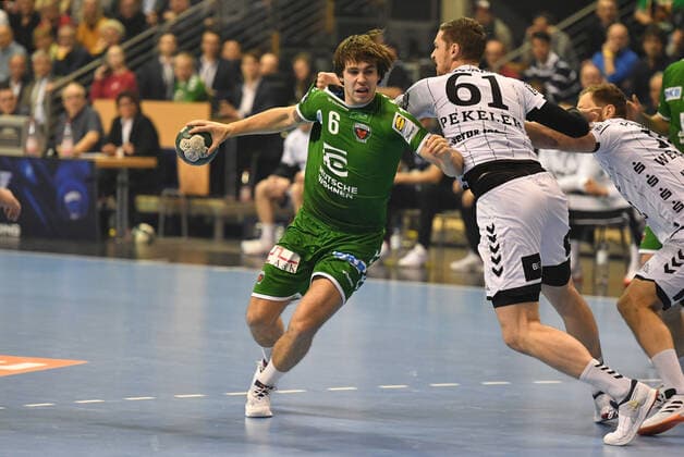 Jacob Tandrup Holm Füchse , with ball, right Hendrik Pekeler Kiel , Füchse Berlin THW Kiel 1 Bundesliga, DKB Handballbundesliga, 2019 2020 Men, Men, Men, Handball, Germany, Germany, Max Schmeling Halle Berlin, 12 12 2019
